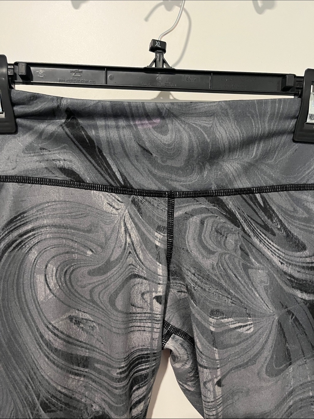 ALO Yoga Airbrush Gray Black Swirl Marble Design Athletic Leggings Athleisure - Picture 2 of 12